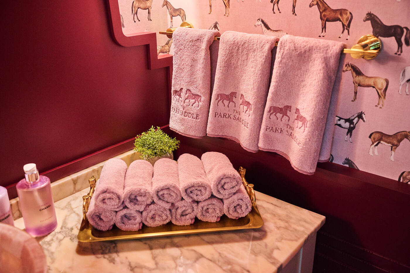 Towels in silk maroon